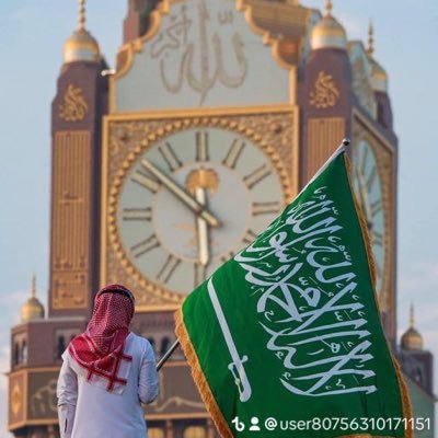 أنا هُنا في معزل عن الأهل والأصحابّ والذوي .. فما أنا سوى قلباً تجّرد عن جِلبابه...و ابقى وشاح 🤍🤎