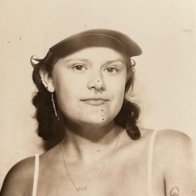 eyyymm's profile picture. ĕ̈m̆̈ĕ̈r̆̈s̆̈ŏ̈n̆̈ 🐛 they/them