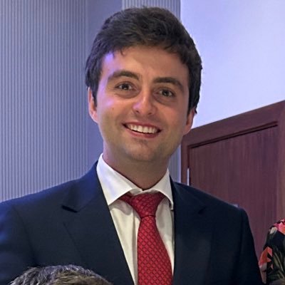 Notario. Doble Grado en Economía y Derecho US. Apasionado por la Historia, el Derecho y el deporte.