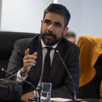 Nascido em Ituiutaba/MG. Corinthiano. Bacharel pela Faculdade de Direito do Largo São Francisco. Membro do MPDFT.