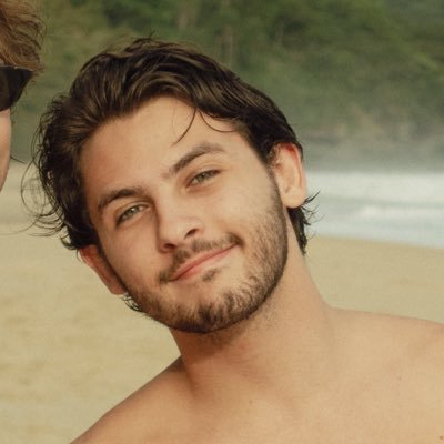 um sofredor do man united, fã de star wars, apaixonado por nba e o que mais vier na mente