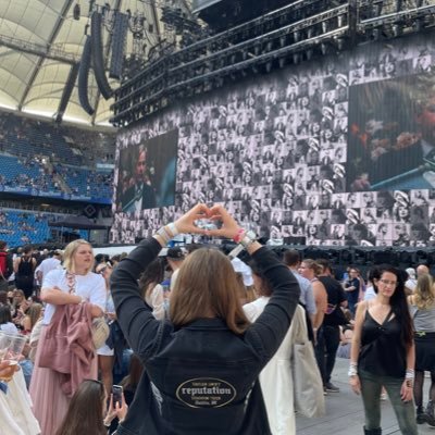 Taylor-Swift-Fan- Account | Trash-TV || 22 & bi 🏳️🌈 || she/her || Long live all the magic we made