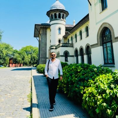 Türkiye'nin geleceği için endişelenen, yapıcı eleştirileriyle çözüm arayan biriyim. Daha iyi bir ülke hayal ediyorum.