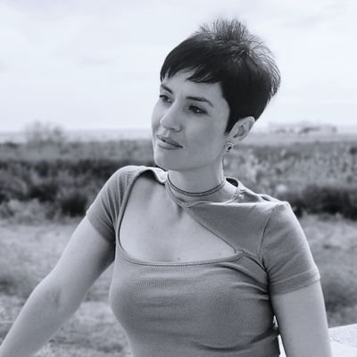 💡 Publicista • Comunicación
❤️ Escribiendo desde y con el corazón
🙏 La vida en orden suele ser mejor
🩰 Cine, música, baile
💄 No sin mi pintalabios