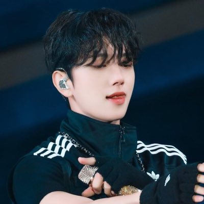 shuberi_'s profile picture. ˗ˏˋ ꒰ for #겸슈 ꒱ ˎˊ˗ • reading acc . . . 📚🎀 • 22