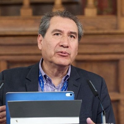 Ecuatoriano. Profesor de Relaciones Internacionales.