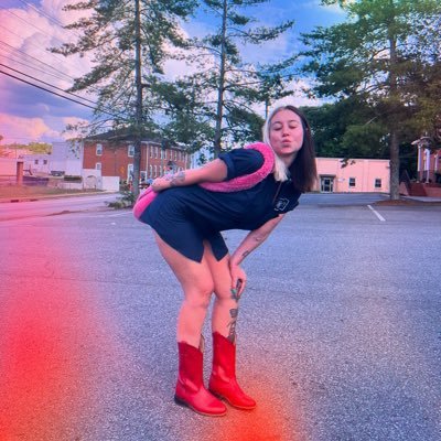 rootntootnpeach's profile picture. 🌸Lil green eyed lady, left handed cry baby🌸