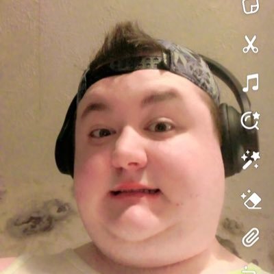 I’m a full time streamer YouTube and twitch and I’m 19 love fortnite battle royal❤️❤️❤️❤️❤️❤️❤️❤️❤️❤️❤️❤️❤️❤️ single and 19 and love fortnite and fifa boxing