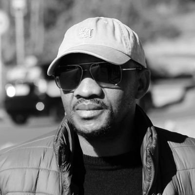 Ke monna oa Mosotho ea lilemo li mahareng, ea tsebang ho bala le ho ngola, sesotho 'moho le senyesemane.