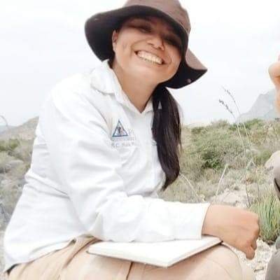 Geóloga, sedimentóloga, especializada en análisis de procedencia y geoquímica de areniscas, divulgadora científica.