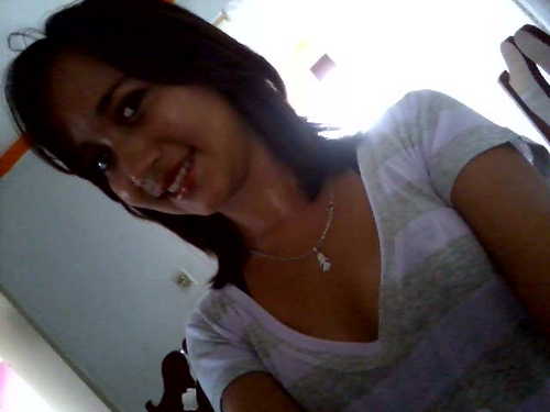 17 anos, magra, olhos claros, extrovertida, brincalhona, é isso aí.