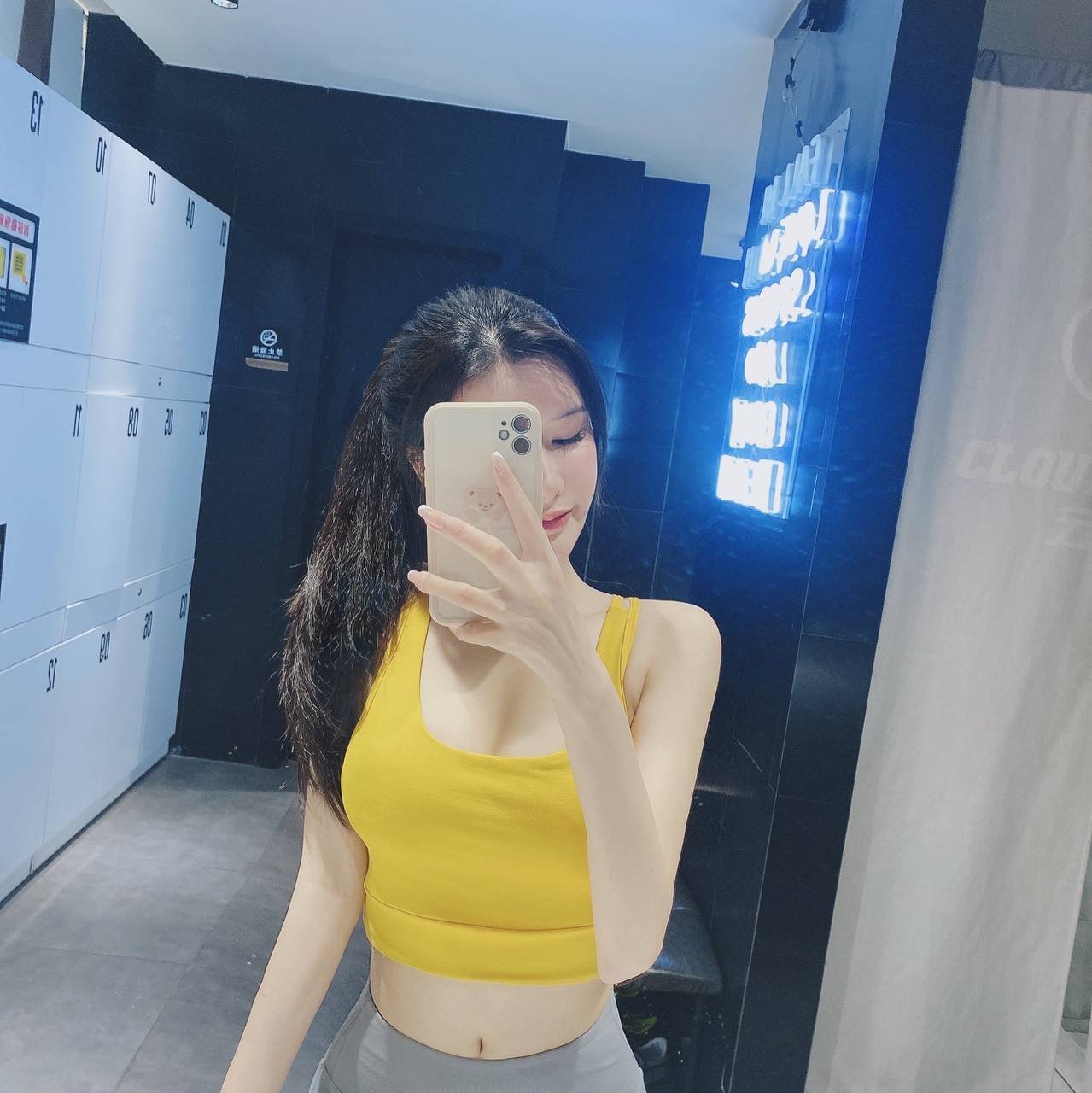 ThifrodnDuci3's profile picture. When you look at the scenery through the car window, the mountains and lakes are also looking at you.