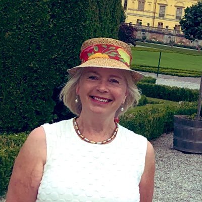 Retired from real estate & infrastructure project management. Believe in Europe, science and entrepreneurs. Our beautiful City Hall on a summer evening 🇸🇪