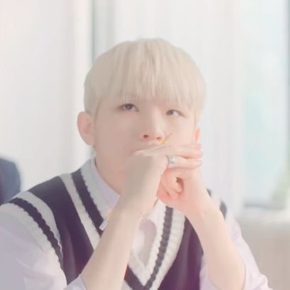 캐럿💎
세븐틴 모두모두 좋아해요!!💕
그래두 우지가 최애입니다!! 06이에요⭐
*고3이라 잘 안들어옵니다 ㅠ*