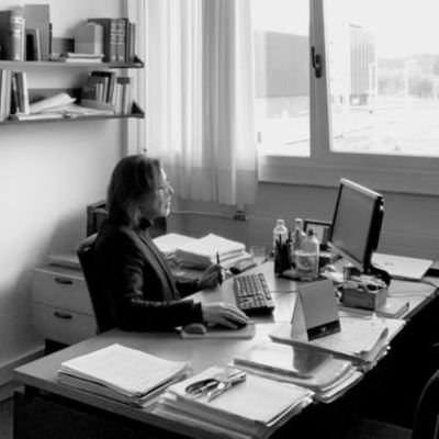 aysenhorsenhor's profile picture. Se bastante de pocas cosas, se algo de algunas y hay muchas de las que no sé nada.