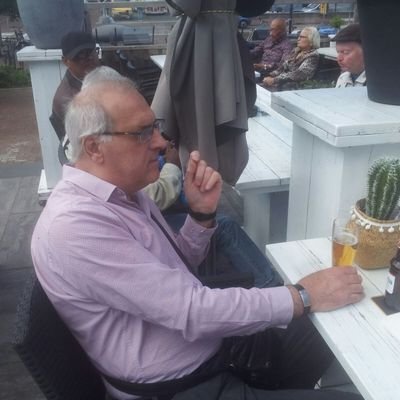 gepensioneerd bankmedewerker die inmiddels gepassioneerd Xt ik volg wat in mijn interessen valt politiek links midden en nieuws. trots zuur links