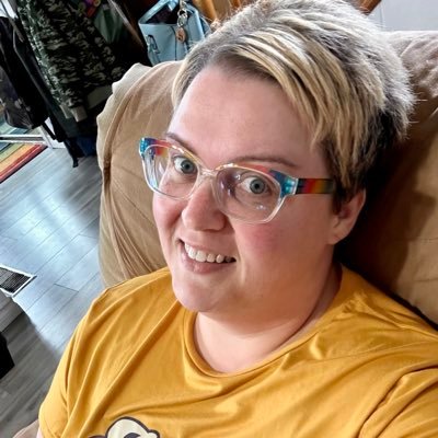 ✨ a sharp pen, thin skin, and an open heart ✨ (she/her) 🇨🇦