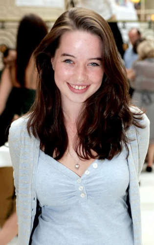 anna-popplewell-hollywood-films-narnia-actress7.jpg