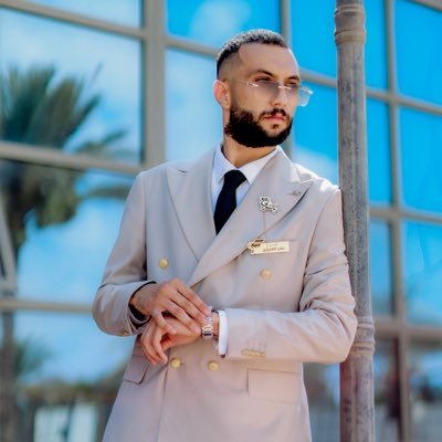-هنا شخص يحلم بالطيران ويؤرخ مايشعر به بعيداً عن الواقع..