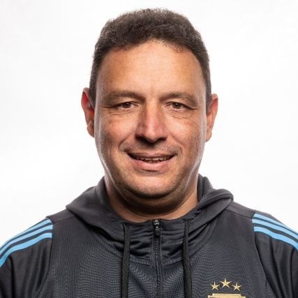 Periodista, fotógrafo, muy amigo de mis amigos y los pases cortos.