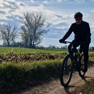Rifiuto l'omologazione, ricerco la coerenza.⛔ ❌ calendiani, renziani, sionisti, fasci, legaioli, figli di B. Blocco con facilità. Genoa❤️💙🏞️🚴♂️🎸🎵