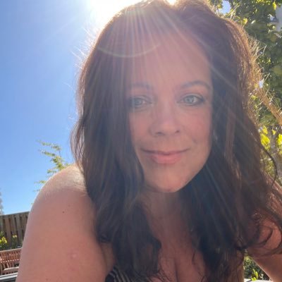 🇨🇦 Writer, Editor, Comms, Journo (Ryerson Grad), #Ghostwriter Loves cats, cardinals, canada—em dashes; semi-colons; ellipses…memoir, and HBO❤️