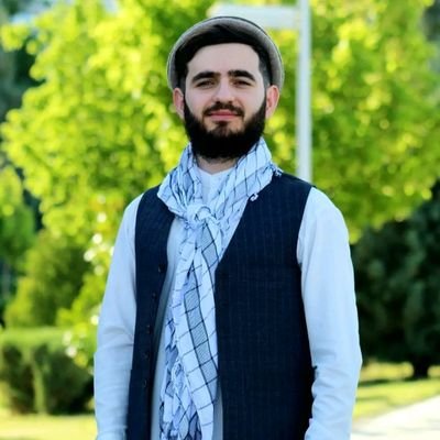 میان گریه میخندم که چون شمع اندر این مجلس
زبان آتشینم هست لیکن در نمیگیرد
حافظ