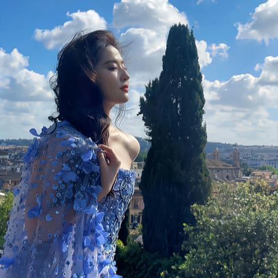 luoluoxi111's profile picture. 