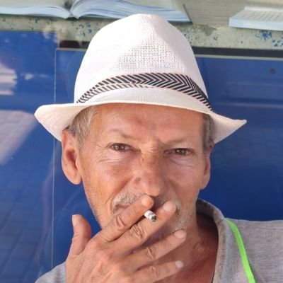 Scrivo i miei tweet velocemente, senza controllare congiuntivi, imperativi, condizionali e tutt' 'o sang' e kivemmuort... L'importante è che arrivi il concetto.
