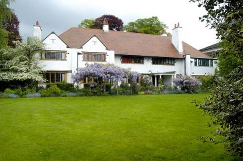 Established as a location in 1994, Dixcot Locations provides outstanding properties to the film and photographic industries.