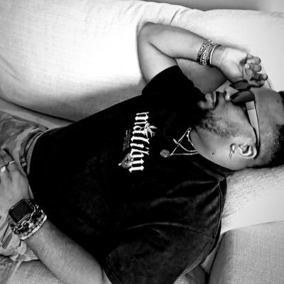 Simply_Voski's profile picture. 