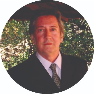 Anticomunista, conservador, Deus, pátria, família e liberdade.