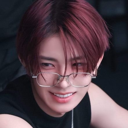 aewrtsz's profile picture. .... |