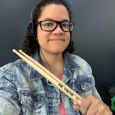 Follower of Jesus, Daughter, Aunt, Drummer, São Paulo FC fan, Ringer, International Relations nerd. 🇧🇷