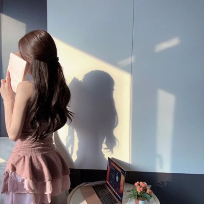 lehoy01's profile picture. Woman.
Either be beautiful or work hard
If she's beautiful and hardworking.
Then she can be a little bit more attractive!
A woman can't show off her wealth more
