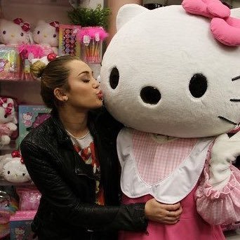 insta: pogpama / smiler since 08 and always loyal / @MileyCyrus fan acc / Miley followed 17.03.22