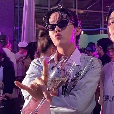 j_aryj's profile picture. 𝒍𝒐𝒗𝒆  𝒚𝒐𝒖𝒓  𝒔𝒆𝒍𝒇  𝒇𝒊𝒓𝒔𝒕..💛🌼