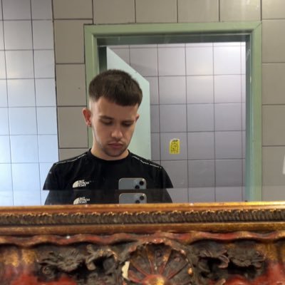 Former owner of villaedition on instagram, with 5.2K followers. 🟣 Graphics designer - DM for commissions. 🎨