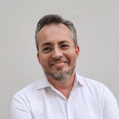 Profesional del desarrollo de software y apasionado por las nuevas tecnologías.