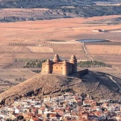 Interesado en las humanidades, adora a la mujer y ama las civilizaciones pasadas