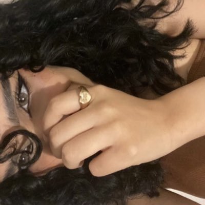 zq0in's profile picture. أنا هِنا بين الشعور وبين زيف اللاّشعور  مشتته بين الحضور / ورغبتي بـ الإنعزال "