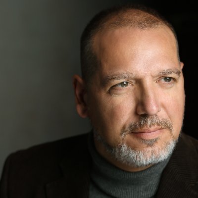 Actor. Narrador de audiolibros. Uno es lo que ama, no lo que le aman.Sólo soy un hombre que nunca ha estado a la altura de su potencial.