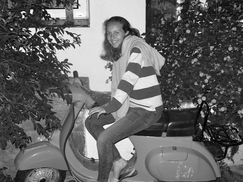 De Barcelona. Esposa, madre, historiadora, periodista y profesora.