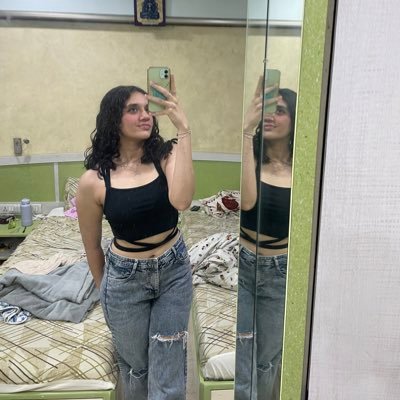 nirolees's profile picture. idk what I am doing here🫠