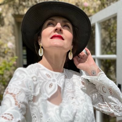 Escritora | StoryCoach | Fellow RSA | MBA | Maestría Internacional en Psicología Holística y Maestría Internacional en Coaching Personal 📚@AnaDurruty