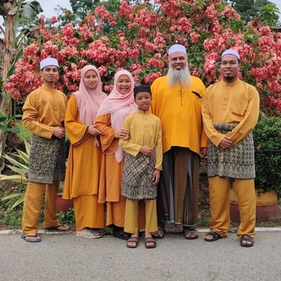 Muslim - Malaysian - Husband - Father - Family Man - Businessman - Liverpool FC Fan - FPL Enthusiast/Manager