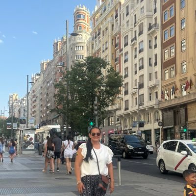 Mujer bella emprendedora orgullosa de sus hijos médico por vocación y polifacética