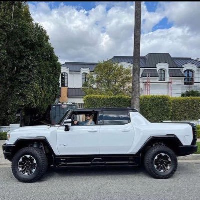 tomselleck112's profile picture. 