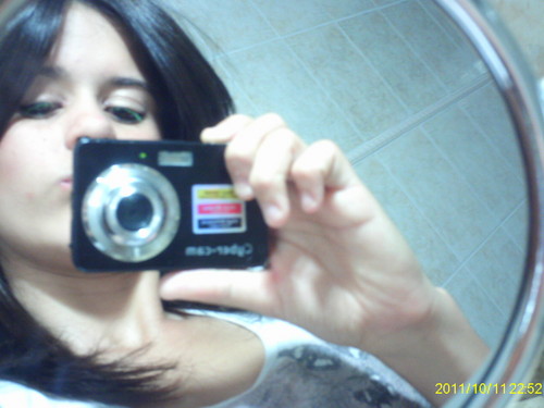 Sou besta,engraçada,amiga,irmã,odeio mentiras,pessoas falsas!Adoro Rock..e amo DEUS..E tbm minha familia e amigos!