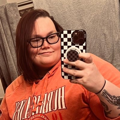 30. find comfort in the chaos. 🖤 secretly dead inside & grade A smart ass. emergency room tech. 🩸